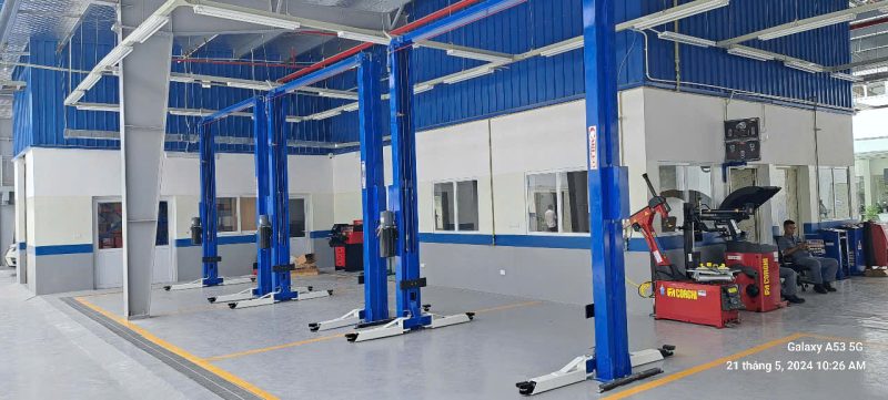 Cầu nâng 2 trụ Konia K-4000B - 4 tấn, giằng trên, Giật 2 bên